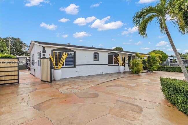 860 Curtiss Dr in Opa Locka, FL - Building Photo - Building Photo