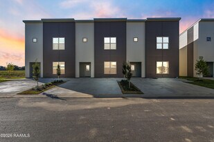 113 Firethorn Dr in Youngsville, LA - Building Photo