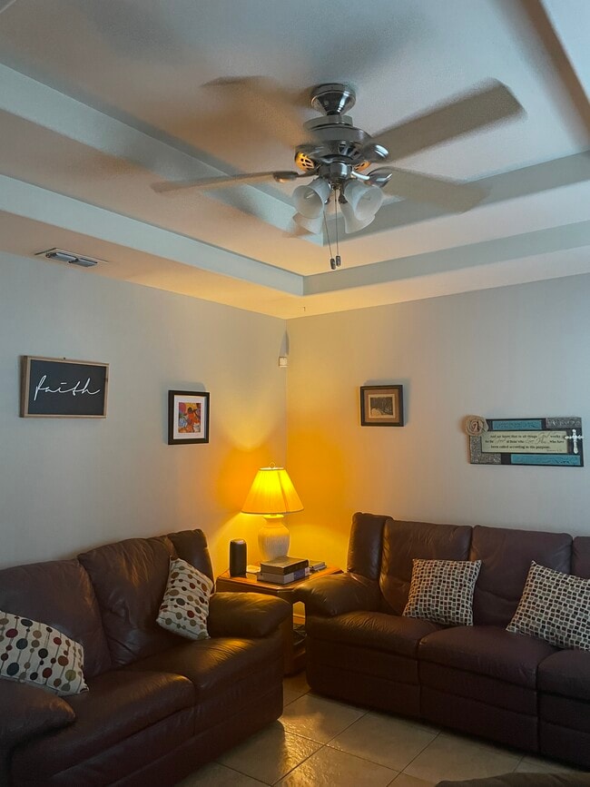 2607 Ringold Cir, Unit B Furnished Apt in Edinburg, TX - Foto de edificio - Building Photo