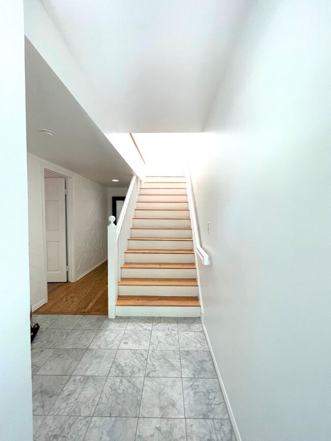 110 N Marshall Ct in Los Angeles, CA - Building Photo - Building Photo