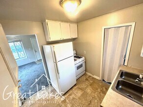 22066 Shakespeare Ave in Eastpointe, MI - Building Photo - Building Photo