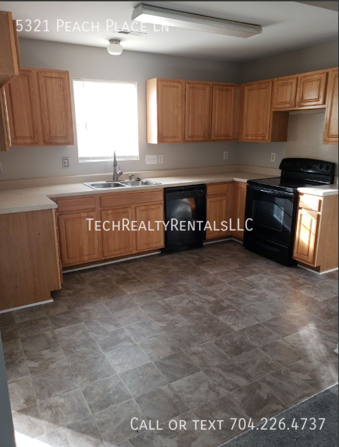 5321 Peach Pl Ln in Charlotte, NC - Foto de edificio - Building Photo