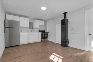 215 Broad St in Cumberland, RI - Building Photo