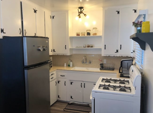 12429 Chandler Blvd in Los Angeles, CA - Building Photo - Building Photo