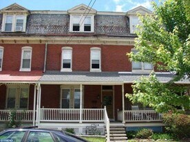 320 Gay St, Unit Apt 2 in Phoenixville, PA - Building Photo