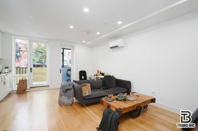 13 N Elliott Pl in Brooklyn, NY - Building Photo - Building Photo