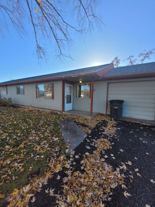 1234-1236 Mitchell Ave in Moses Lake, WA - Building Photo