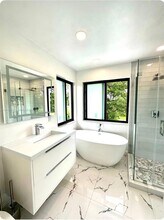 9410 E Calusa Club Dr in Miami, FL - Building Photo - Building Photo