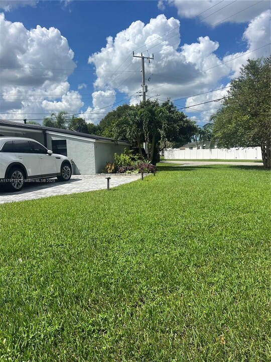 5001 SW 90th Terrace in Cooper City, FL - Foto de edificio