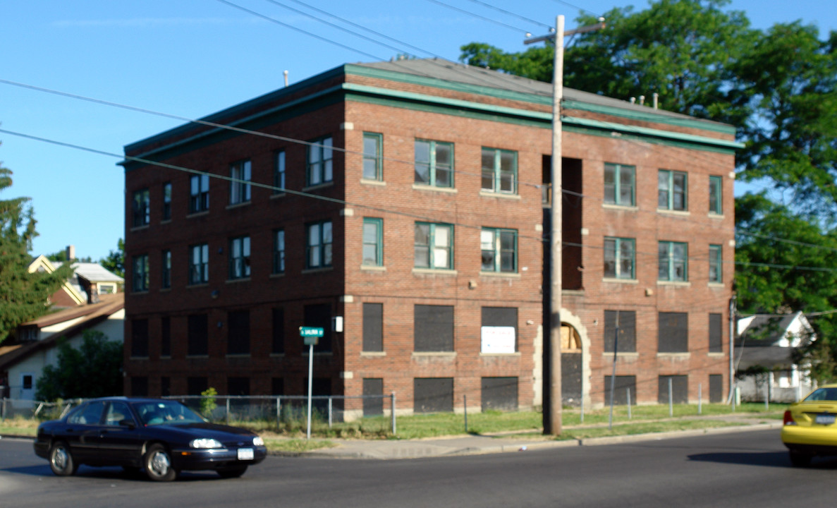 2520 S Salina St in Syracuse, NY - Foto de edificio