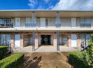 Carriage Park Apartments in Groves, TX - Foto de edificio - Building Photo