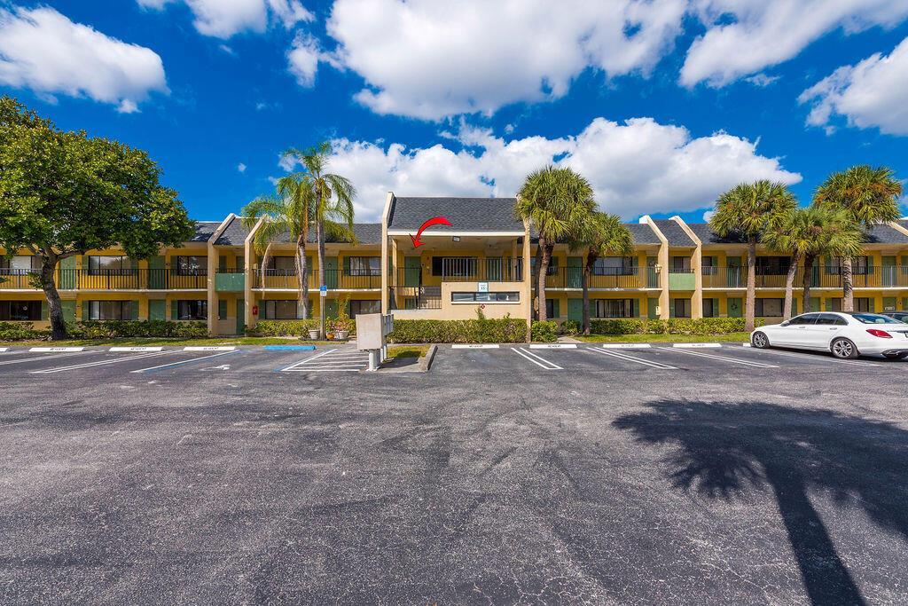 1529 Meadows Cir W, Unit 1529 in Boynton Beach, FL - Building Photo