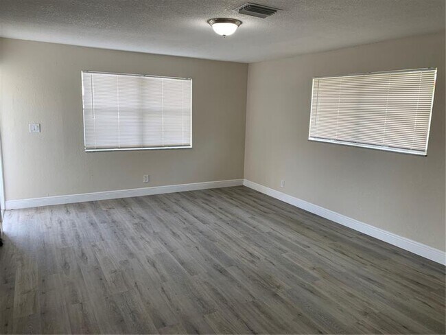 980 SW 76th Ave in North Lauderdale, FL - Building Photo - Building Photo