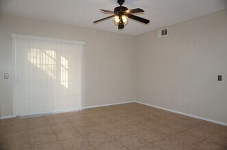 10525 Autumn Pine Ave in Las Vegas, NV - Building Photo - Building Photo