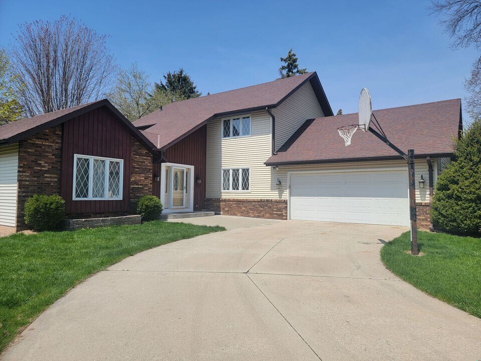 11 S Sunny Slope Ct in Appleton, WI - Building Photo
