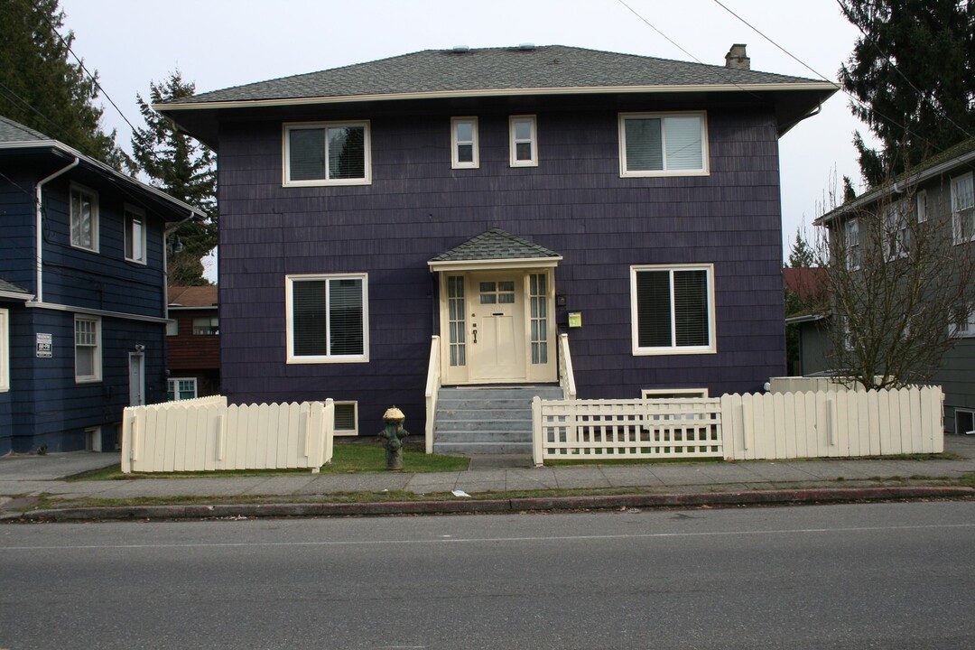 5026 20th Ave NE in Seattle, WA - Foto de edificio