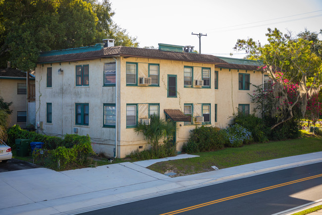 669 Avenue B NW in Winter Haven, FL - Foto de edificio - Building Photo