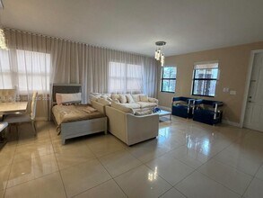 9855 NW 89th Terrace in Doral, FL - Building Photo - Building Photo