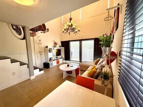 498 SW 2nd St, Unit 201 in Miami, FL - Foto de edificio - Building Photo