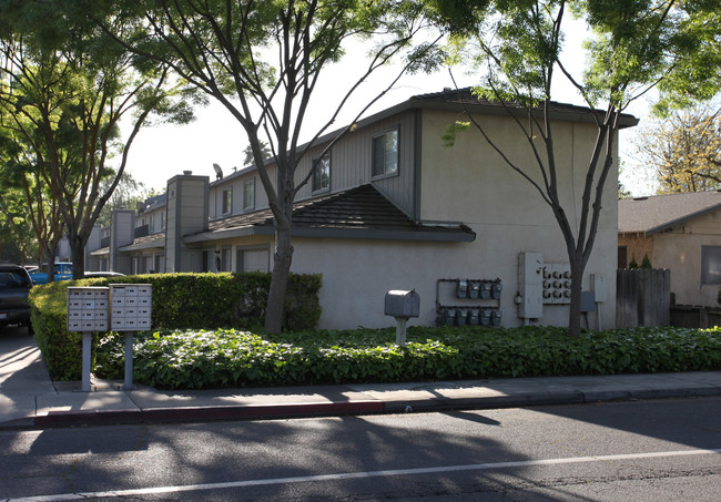 ELM WOOD Townhouses in Turlock, CA - Building Photo - Building Photo