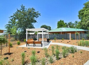 Sunrise Village Senior Apartments in Gridley, CA - Foto de edificio - Building Photo