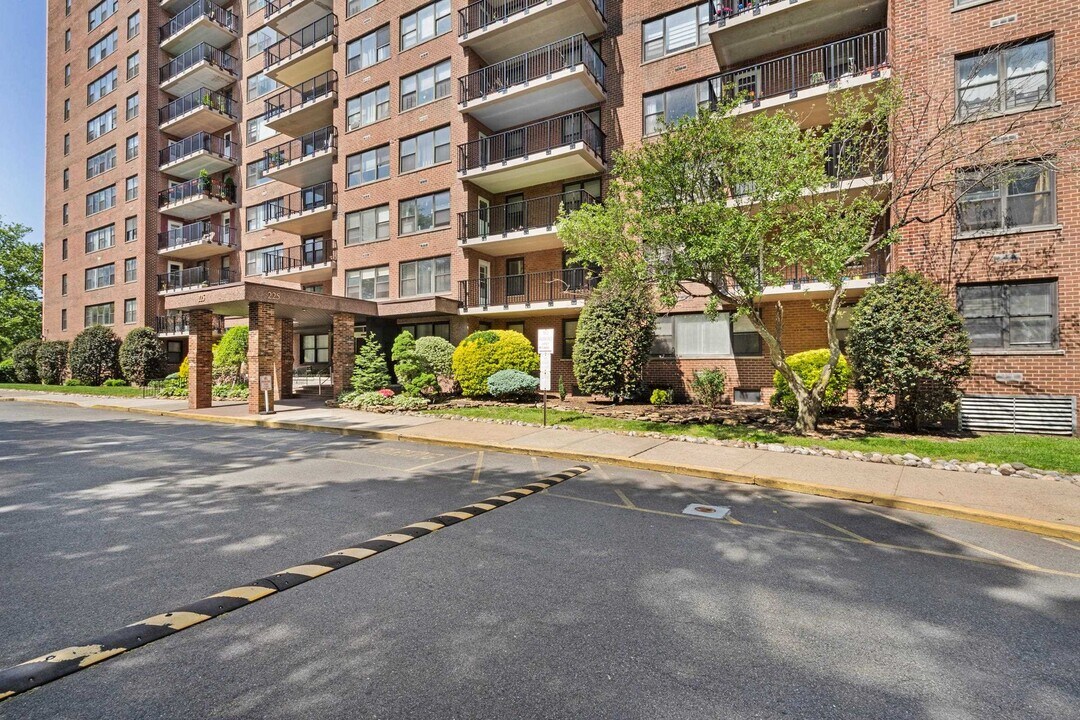 225 St Pauls Ave in Jersey City, NJ - Building Photo