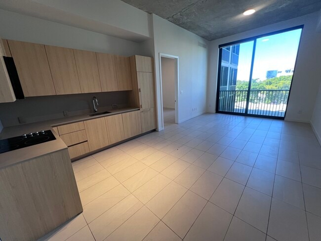 145 NW 31st St, Unit B2 in Miami, FL - Building Photo - Building Photo