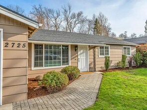 2725 Randolph St in Medford, OR - Building Photo - Building Photo