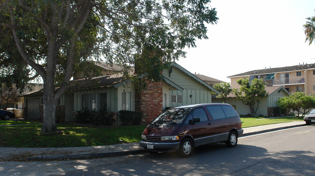 15251 Van Buren St in Midway City, CA - Foto de edificio - Building Photo