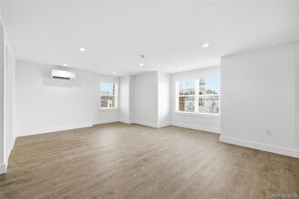 180 Deer Park Ave, Unit 301 in Babylon, NY - Building Photo - Building Photo