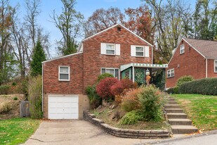 136 Lynnwood Dr in Pittsburgh, PA - Building Photo