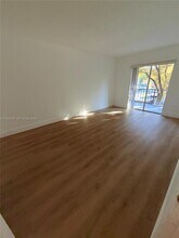 5755 W 20th Ave in Hialeah, FL - Foto de edificio - Building Photo