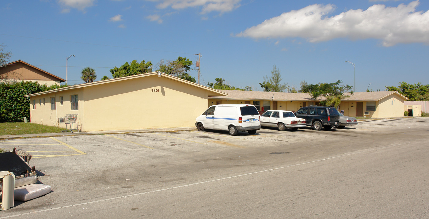 Darch Apartments in Pompano Beach, FL - Building Photo