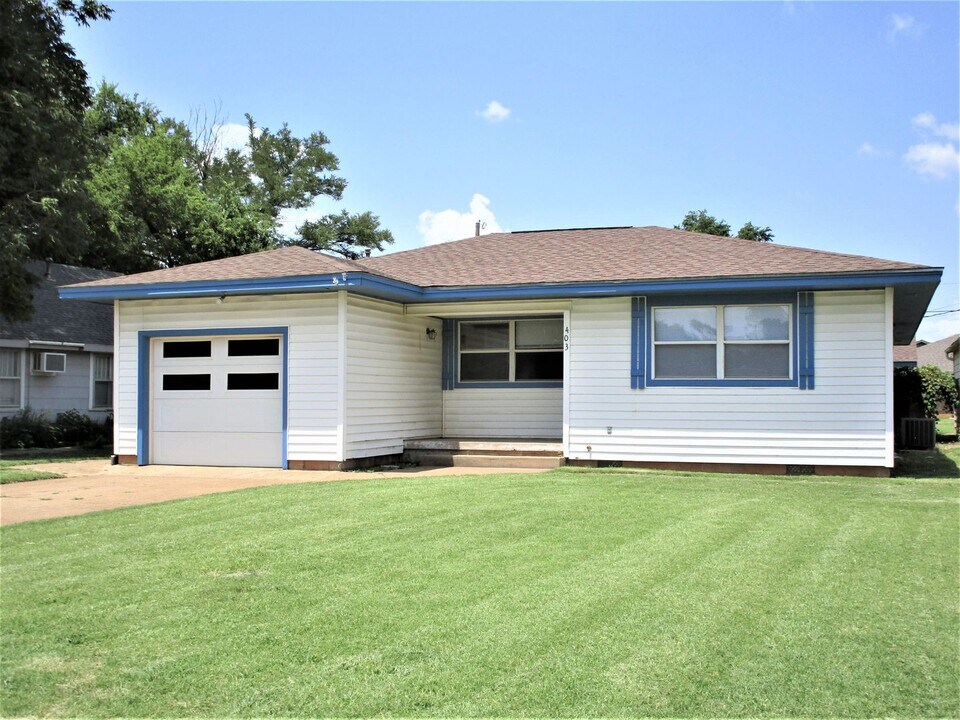 403 W Tom Stafford Ave in Weatherford, OK - Building Photo