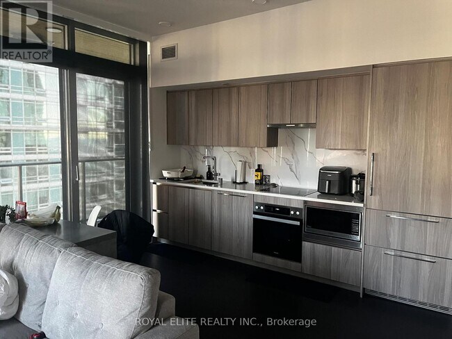 1 Concord Cityplace Wy in Toronto, ON - Building Photo - Building Photo