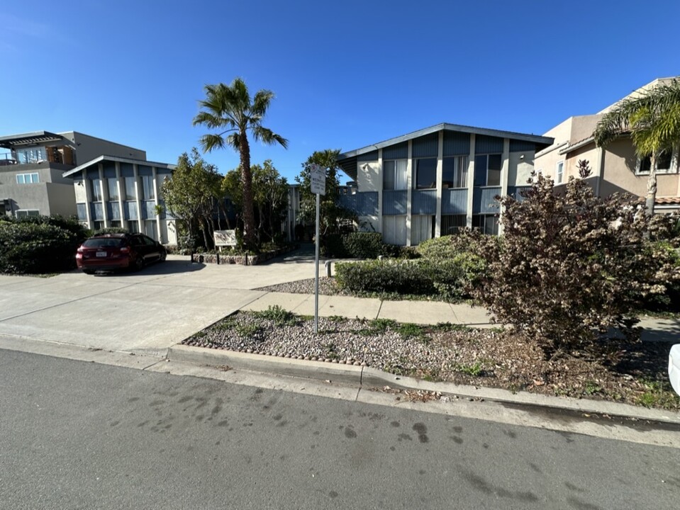 Twin Palms Patio Apartments in San Diego, CA - Building Photo