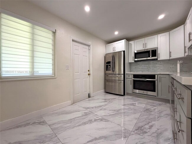 6110 Coral Wy in Miami, FL - Building Photo - Building Photo