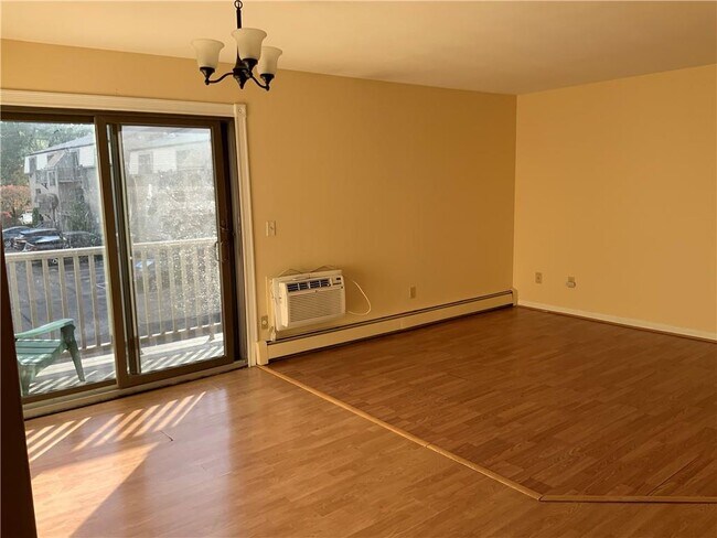 23 Village Ct in West Warwick, RI - Foto de edificio - Building Photo