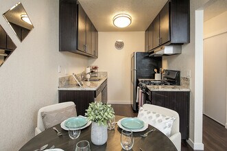 The Trees at Madison in Sacramento, CA - Foto de edificio - Building Photo