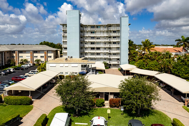 Intracoastal House in Deerfield Beach, FL - Foto de edificio - Building Photo