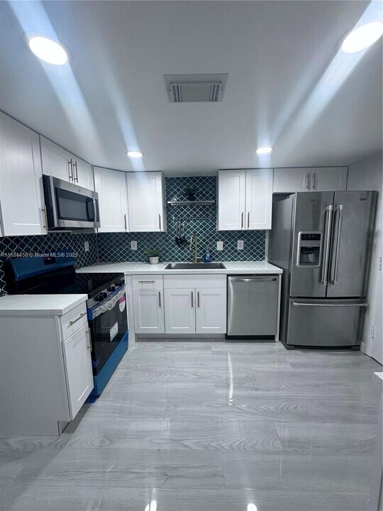 9175 SW 77th Ave in Miami, FL - Building Photo