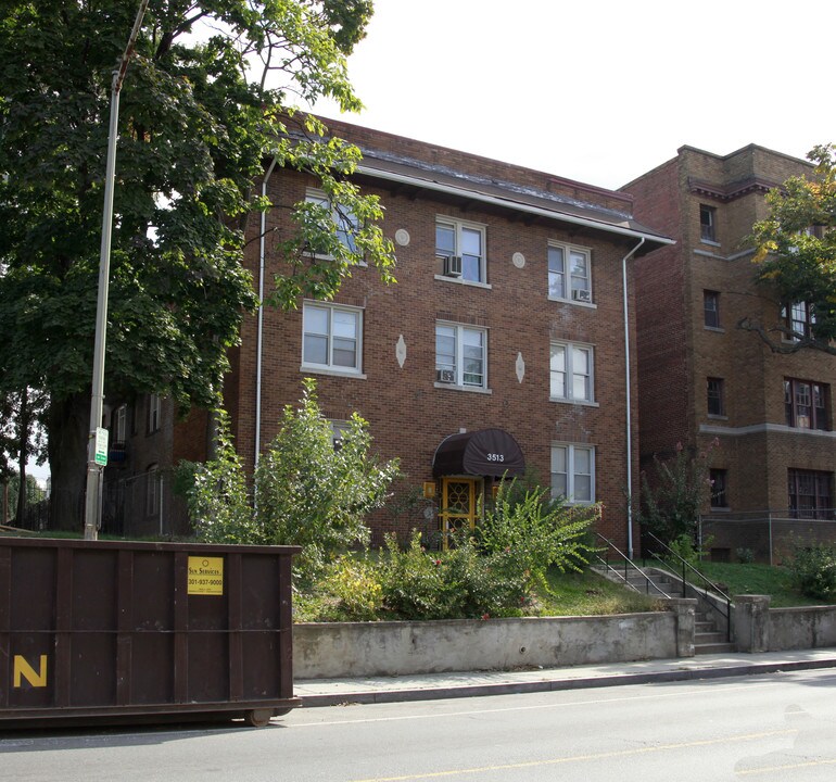 3513 13th St NW in Washington, DC - Foto de edificio