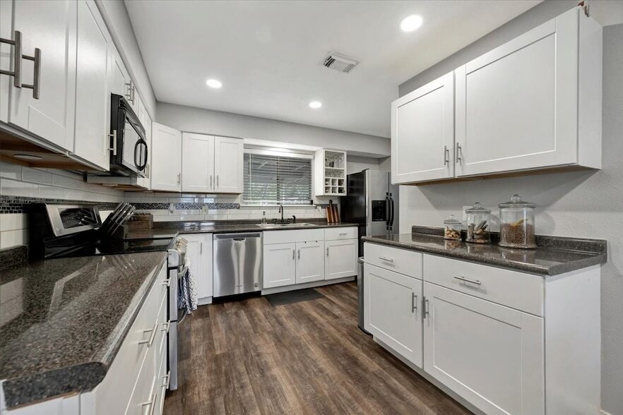 2610 Loganberry Cir in Seabrook, TX - Building Photo