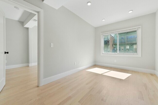 179 Chelsea St, Unit #1 in Boston, MA - Foto de edificio - Building Photo