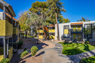 Villatree Apartments in Tempe, AZ - Foto de edificio - Building Photo