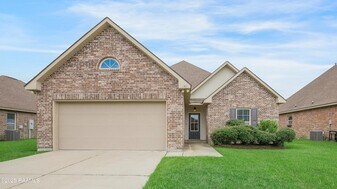 132 Timber Edge Dr in Youngsville, LA - Building Photo