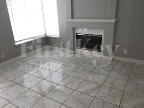 8041 Hilliard Ave in Las Vegas, NV - Foto de edificio - Building Photo