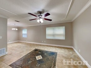 563 Robin Hill Cir in Brandon, FL - Foto de edificio - Building Photo