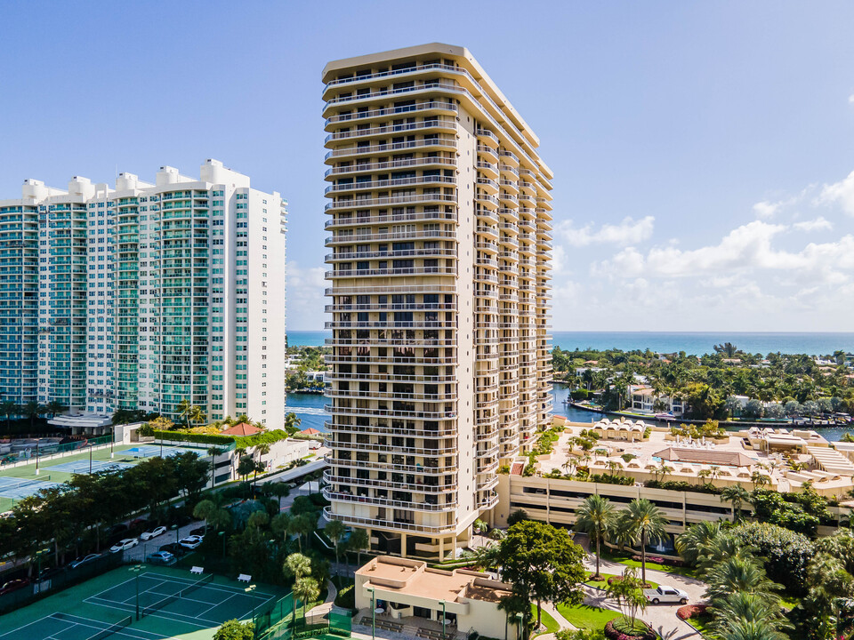 The Terraces At Turnberry in Miami, FL - Building Photo