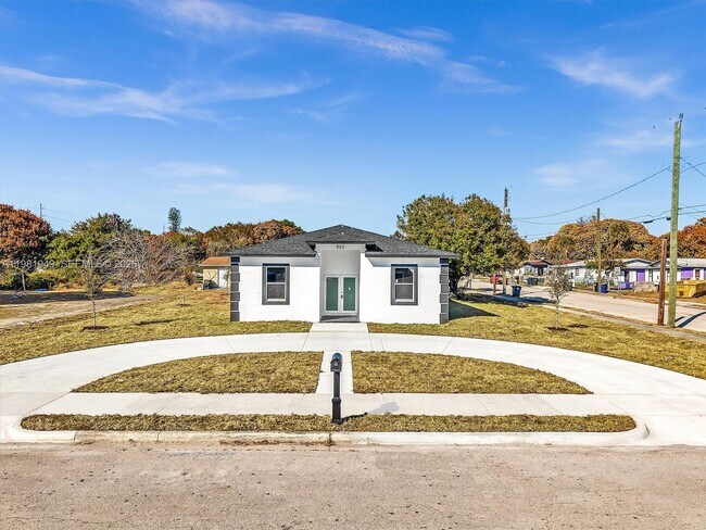 803 N 20th St in Fort Pierce, FL - Building Photo - Building Photo